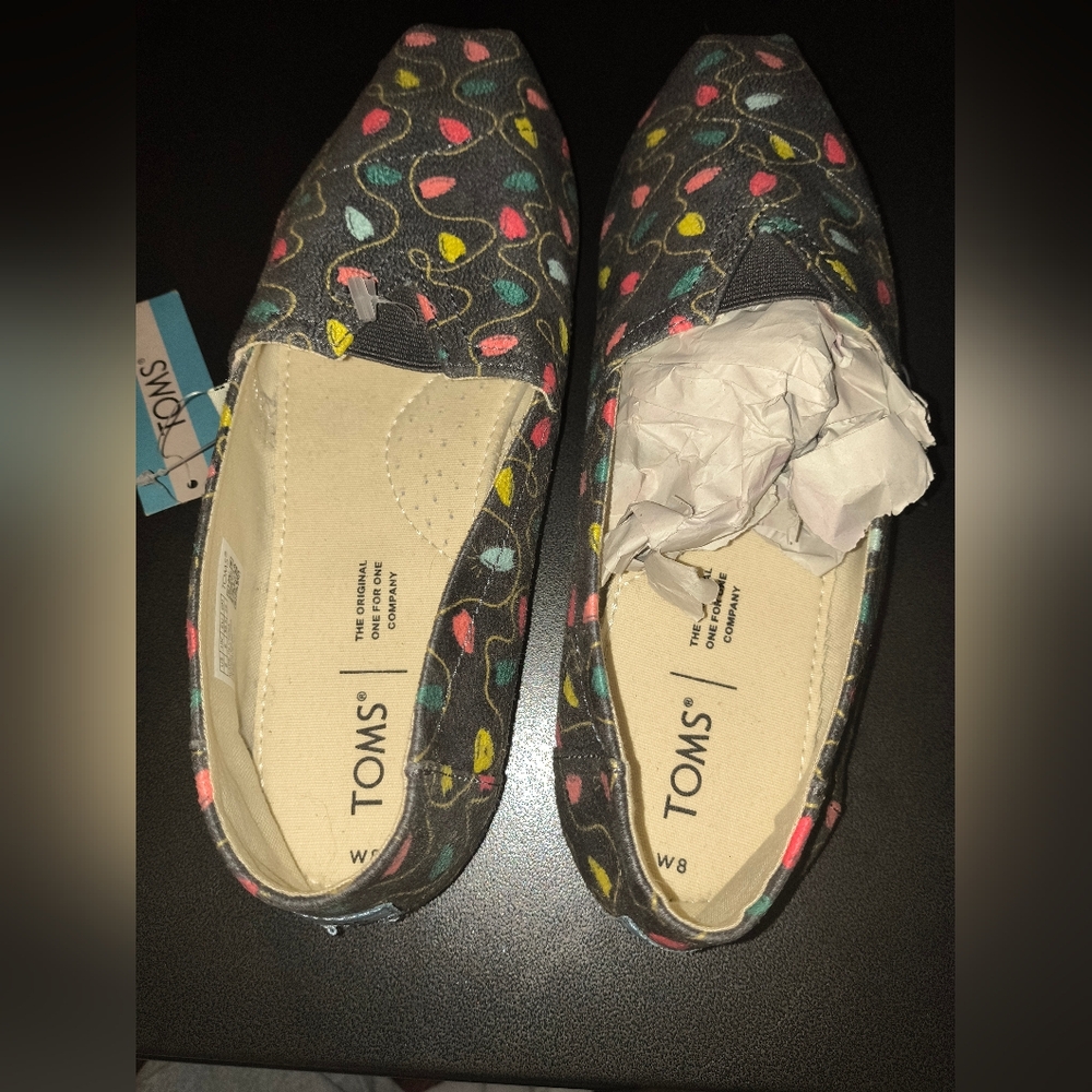 NWT Tom's size 8 Christmas shoes